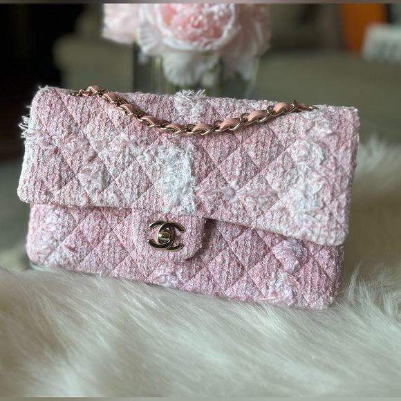 ❌SOLD❌ 🩷🤍Chanel 22C Pink Tweed Medium Classic Flap🩷🤍 - Picture 1 of 13